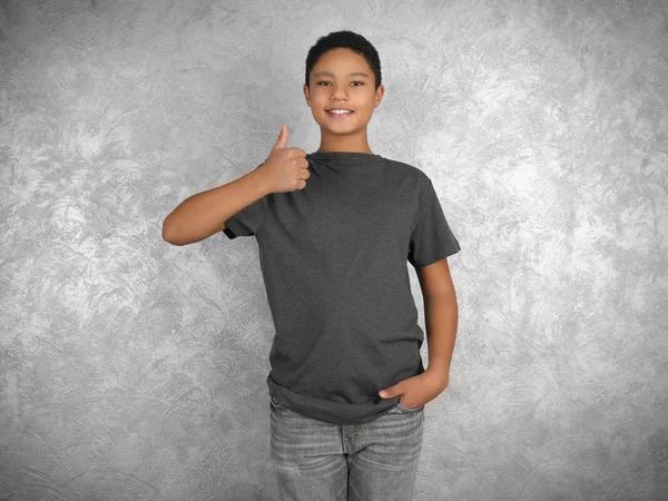 African American boy i tomma t-shirt — Stockfoto