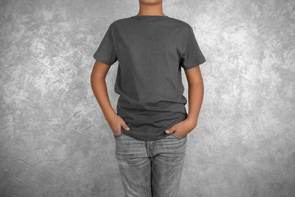 African American boy i tomma t-shirt — Stockfoto