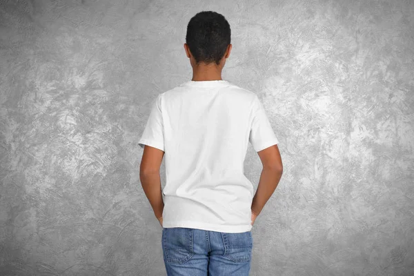 空の t シャツでアフリカ系アメリカ人の少年 — ストック写真