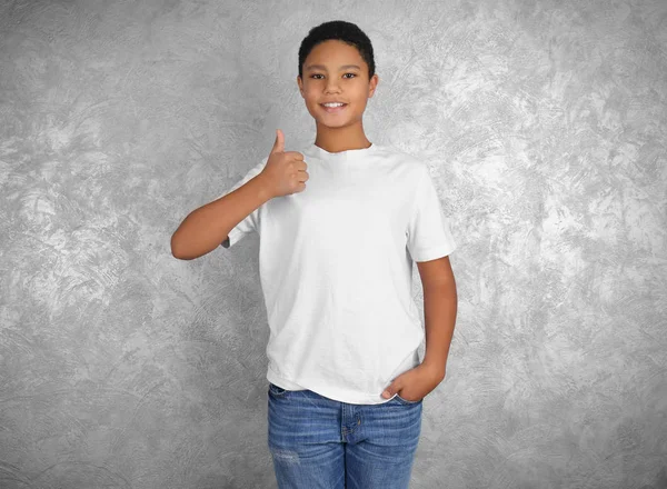 Menino afro-americano em branco t-shirt — Fotografia de Stock