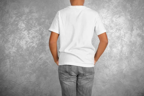 African American boy w puste t-shirt — Zdjęcie stockowe