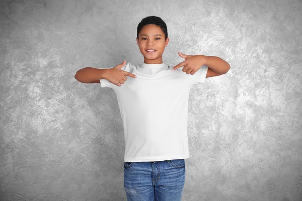 Niño afroamericano en camiseta en blanco —  Fotos de Stock