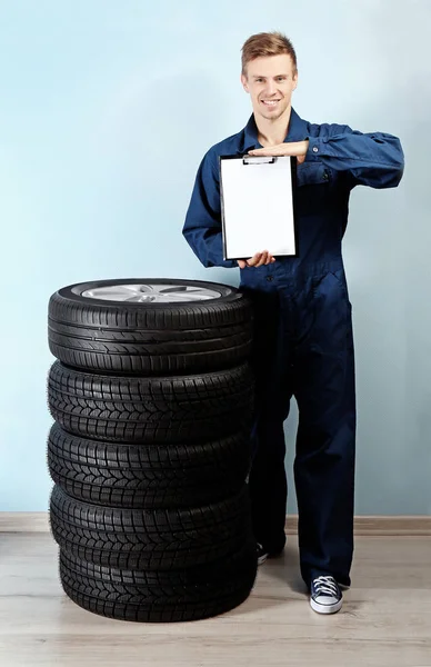 Jovem mecânico em uniforme — Fotografia de Stock