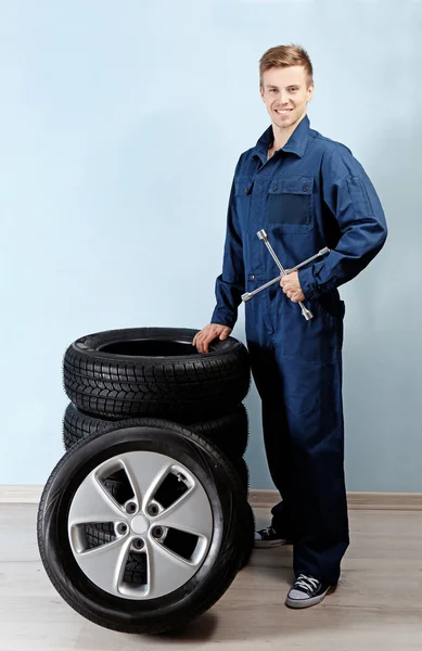 Jeune mécanicien en uniforme — Photo