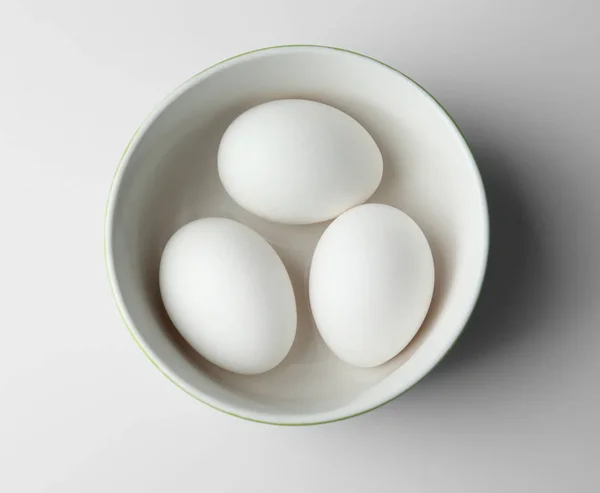 Råa ägg i skål — Stockfoto