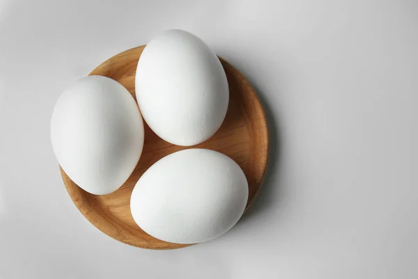 Rohe Eier im Teller — Stockfoto