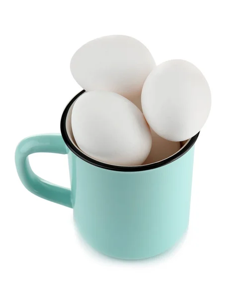 Huevos crudos en taza de esmalte —  Fotos de Stock