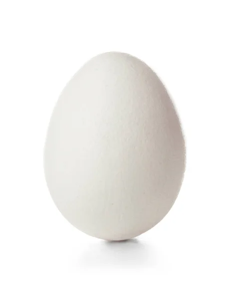 Rauw ei op witte achtergrond — Stockfoto