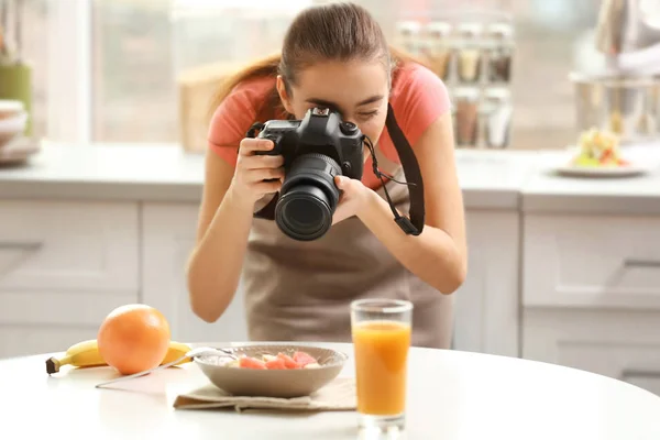 Жінка фотографує харчування — стокове фото