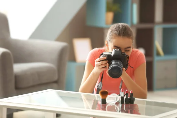 Mujer Joven Tomando Fotos Primer Plano Del Kit Maquillaje — Foto de Stock