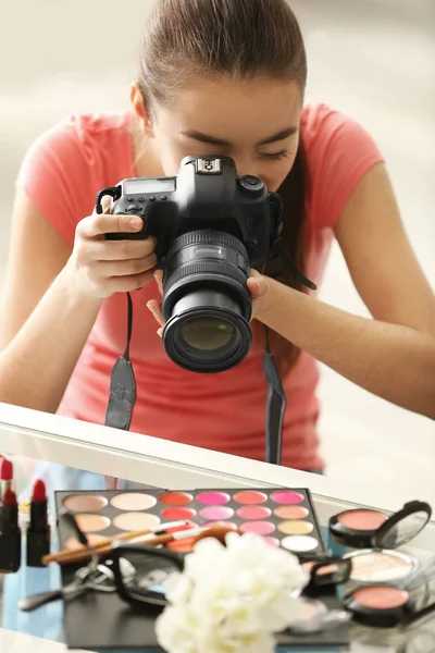 Mujer Joven Tomando Fotos Primer Plano Del Kit Maquillaje — Foto de Stock