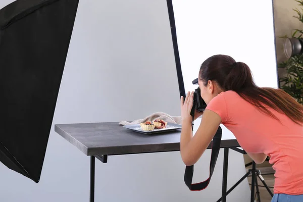 女性は食べ物の写真を撮る — ストック写真
