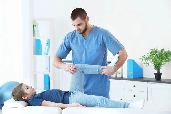 Fysiotherapeut Werkt Samen Met Patiënt Kliniek — Stockfoto