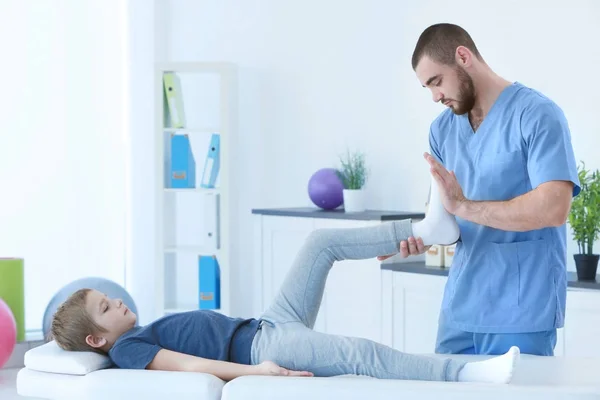 Physiotherapeut Arbeitet Mit Patient Klinik — Stockfoto