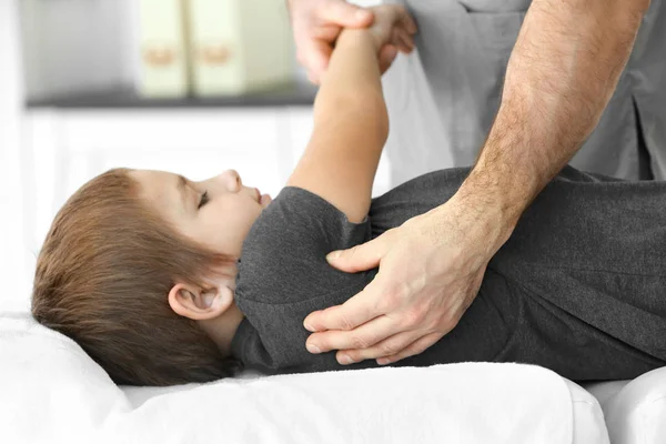 Fisioterapeuta Trabalhando Com Paciente Clínica Close — Fotografia de Stock