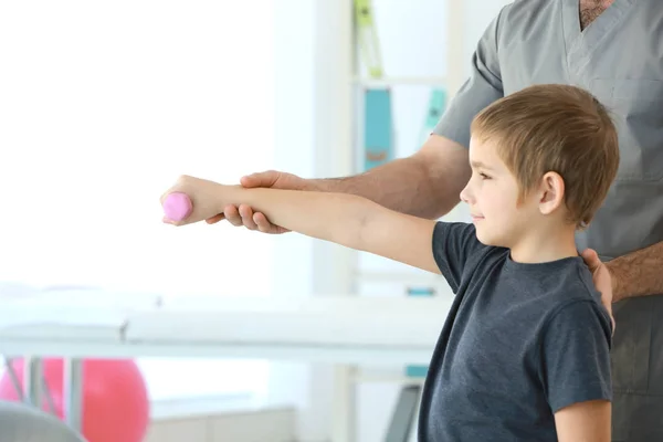 Fysiotherapeut Werkt Samen Met Patiënt Kliniek — Stockfoto