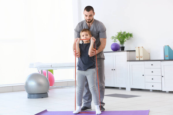 физиотерапевт, работающий с пациентом в клинике