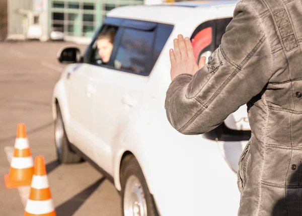 Instructor Mujer Que Pasan Examen Licencia Conducir Aire Libre — Foto de Stock