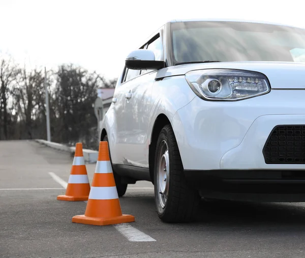 Moderní Auto Bezpečnostní Kužely Autoškole Venku — Stock fotografie