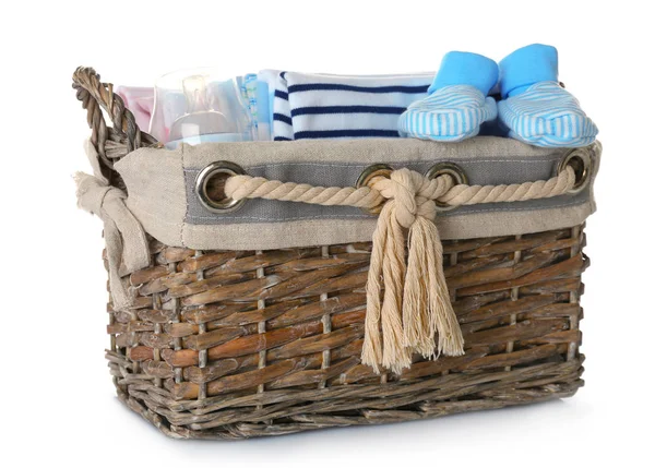 Korbbox mit Babykleidung und Lebensmitteln — Stockfoto