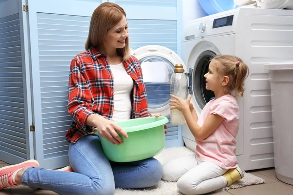 Pretty Woman Her Daughter Doing Laundry Home — Stock Photo, Image