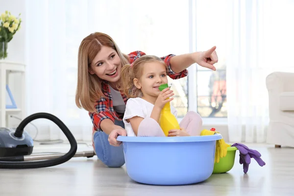 Liten flicka och hennes mamma — Stockfoto