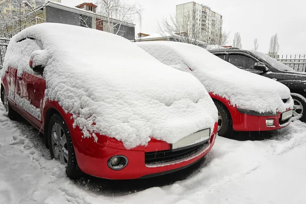 Carros cobertos de neve — Fotografia de Stock