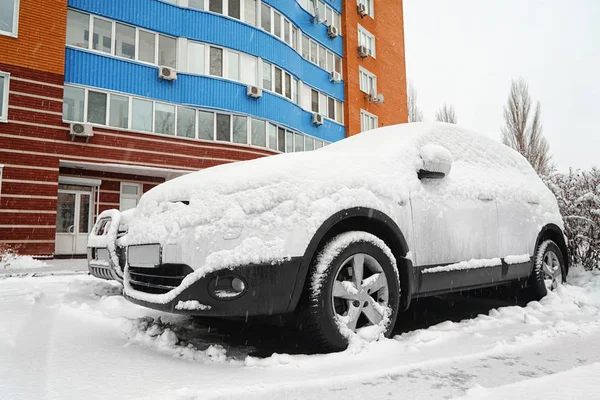 Carro coberto de neve — Fotografia de Stock