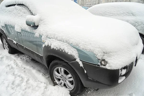 Auto bedekt met sneeuw — Stockfoto