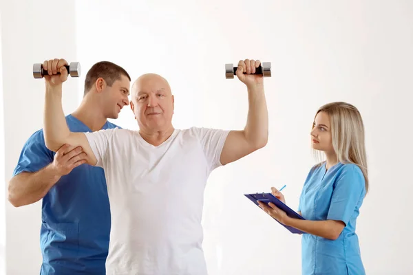 Fisioterapista Che Lavora Con Pazienti Anziani Clinica — Foto Stock