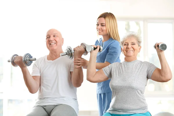 Fysiotherapeut Werken Met Oudere Patiënten Kliniek — Stockfoto