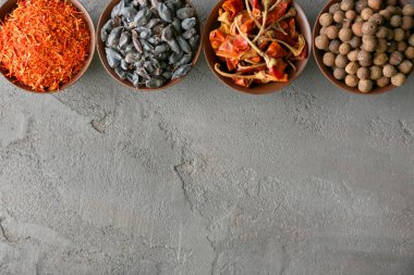 kase içinde farklı baharatlar