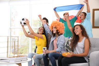 Futbol hayranları ile duygusal oyun odasında izlerken Fransa bayrağı