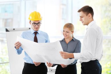 Grup genç yaratıcı mühendis yeni office projesinde tartışıyor