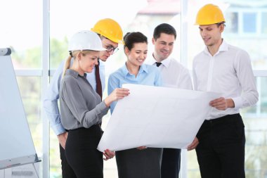 Grup genç yaratıcı mühendis yeni office projesinde tartışıyor