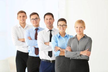 Ofiste genç yaratıcı mühendisler