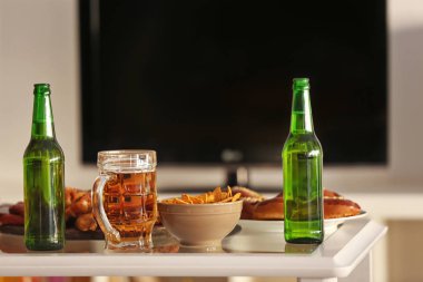 Lezzetli aperatifler ve şişe bira ile