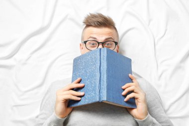 Yakışıklı genç adam.  