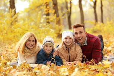 Mutlu aile güzel sonbahar Park'ta dinlenme