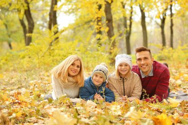 Mutlu aile güzel sonbahar Park'ta dinlenme
