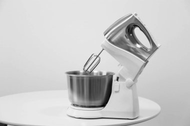 Tablo üzerinde yeni elektrikli karıştırıcı 