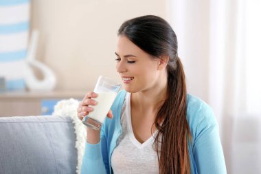 İçme sütü, closeup genç çekici kadın