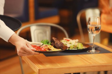 Restoranda garson servis yemek