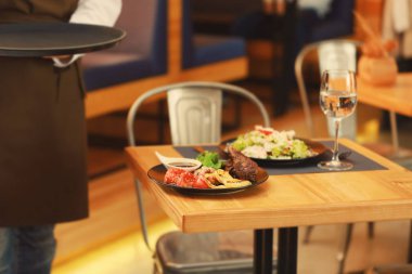 Restoranda garson servis yemek