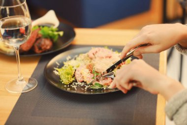İstemci yeme lezzetli Sezar salatası