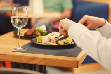 İstemci yeme lezzetli Sezar salatası