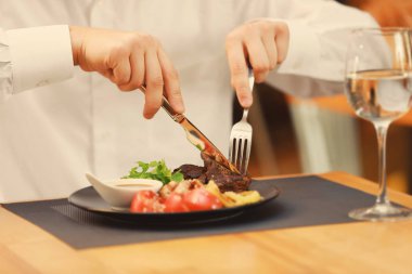 Restoranda lezzetli yemek yeme istemci