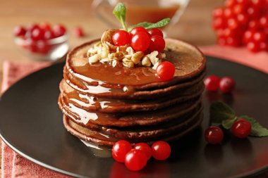 Kartopu ve fındık ile çikolatalı kek 