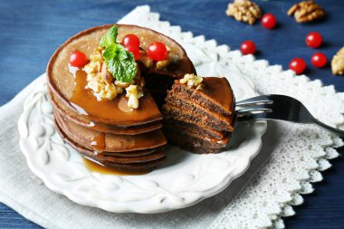 Kartopu ve fındık ile çikolatalı kek 