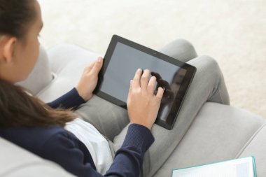 sevimli kız koltukta oturan 